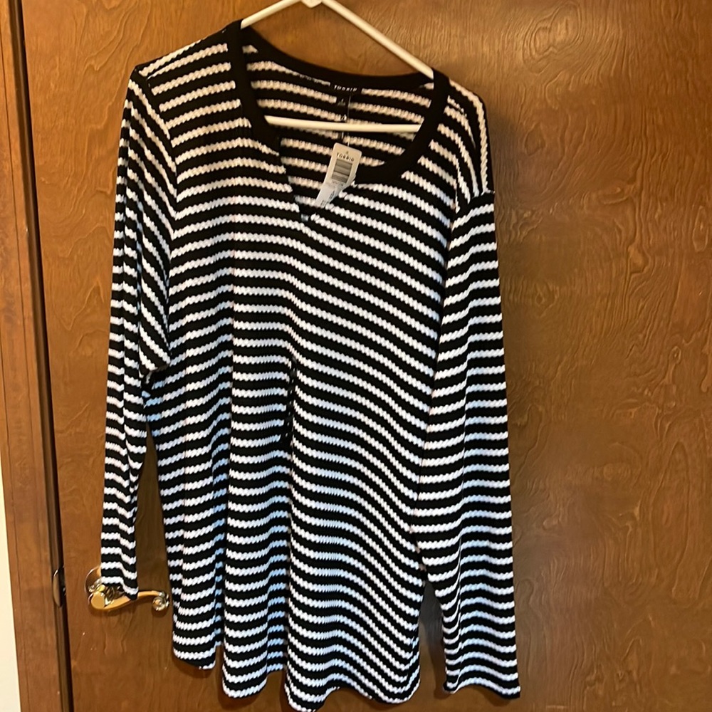 BRAND NEW Torrid plus size (4X) black and white striped long sleeve tee